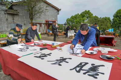 手繪鄉(xiāng)村畫卷 助力鄉(xiāng)村振興 三峽文藝創(chuàng)作者為基層百姓送上“精神產(chǎn)品”